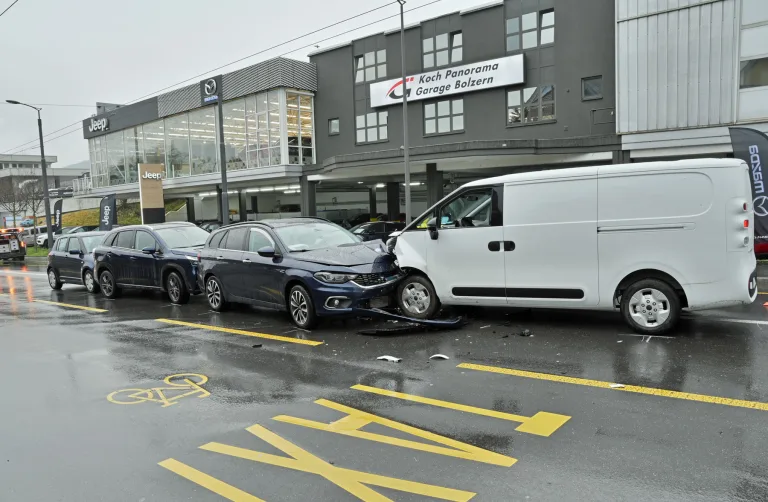 Ebikon LU – Unfall mit vier Fahrzeugen