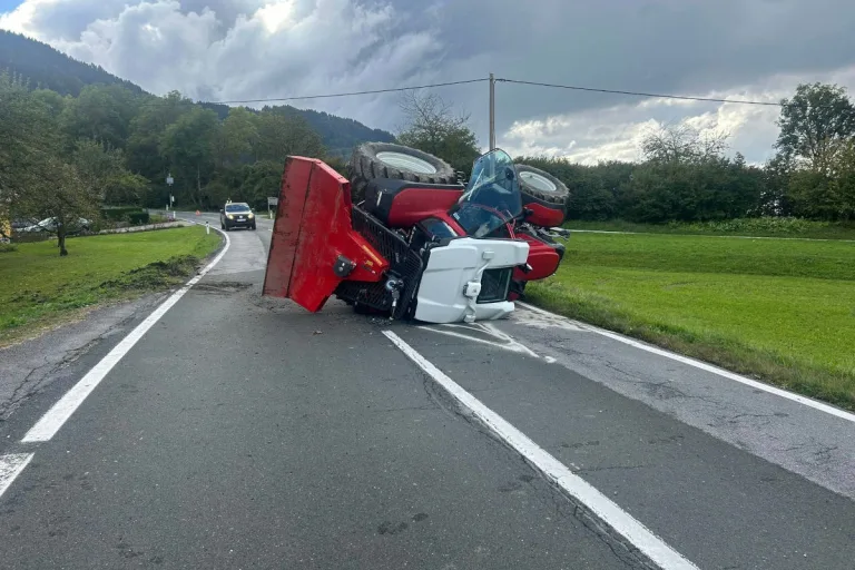 Villach-Land K – Jugendliche verletzt nach Unfall mit Traktor