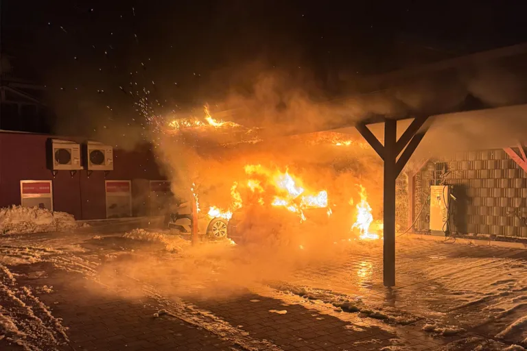 Aurich – Elektroauto brennt unter Holzcarport aus