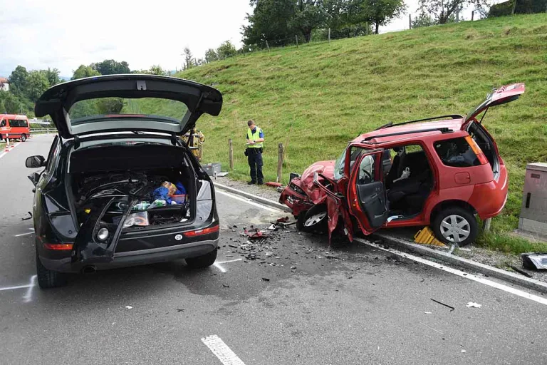Heftiger Frontalcrash in Lütisburg SG - Junge Frau schwer verletzt