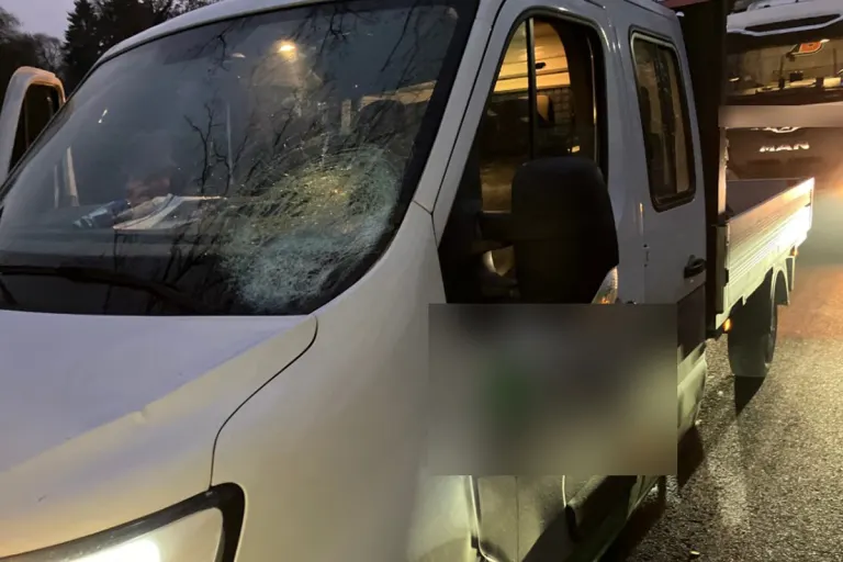 Scheeßel NI – Zeugen nach Unfall mit Eisplatte gesucht