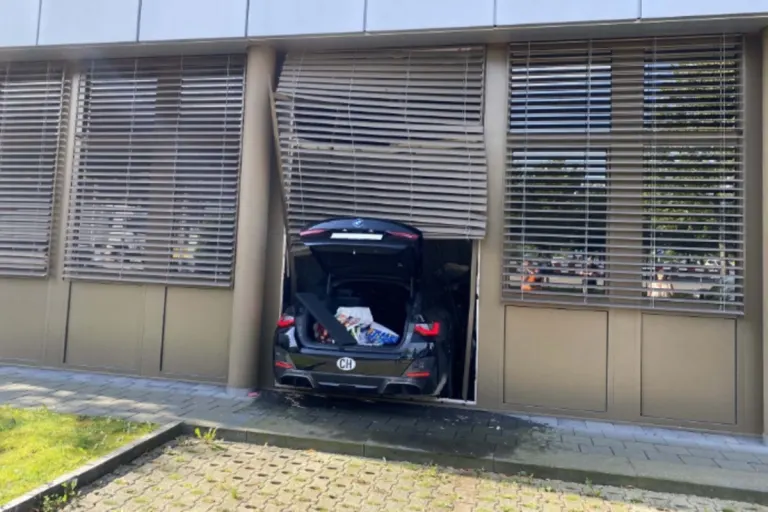 Baar ZG - Brems- mit Gaspedal verwechselt