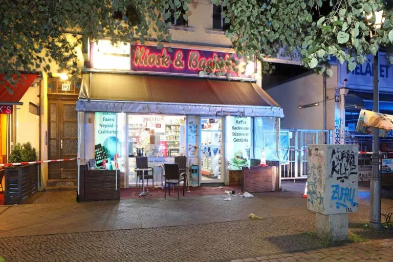 Berlin - Stammgast des Backshops durch mehrere Schüsse getötet