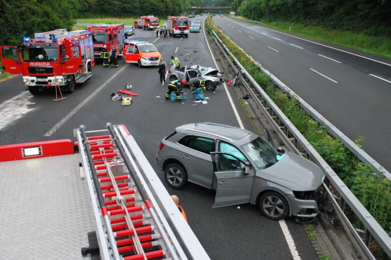Schwerer Verkehrsunfall auf der Autobahn BAB 46 - zwei Rettungshubschrauber benötigt
