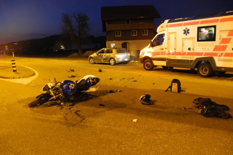 Einsiedeln SZ - Motorradlenker bei Kollision erheblich verletzt