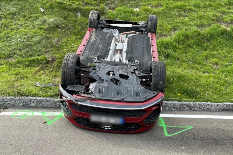 Realp UR - Auto macht sich auf dem Furka selbständig