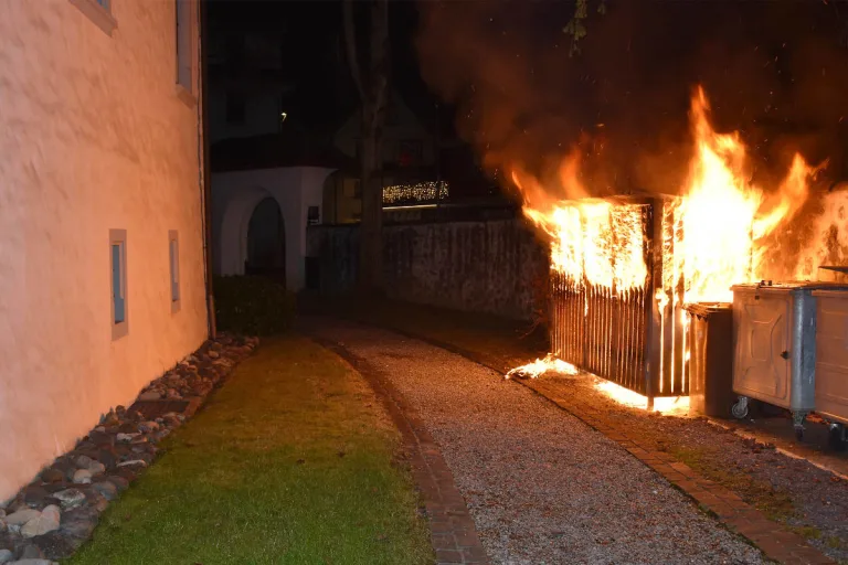 Zeugenaufruf in Stans NW – Brand eines Abfallunterstands