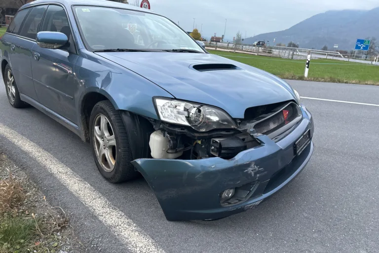 Näfels GL – Beim Einbiegen mit Auto kollidiert