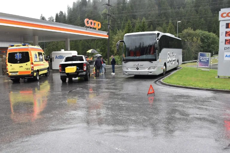 Laax GR - Frau steigt aus Bus aus und wird von Auto erfasst