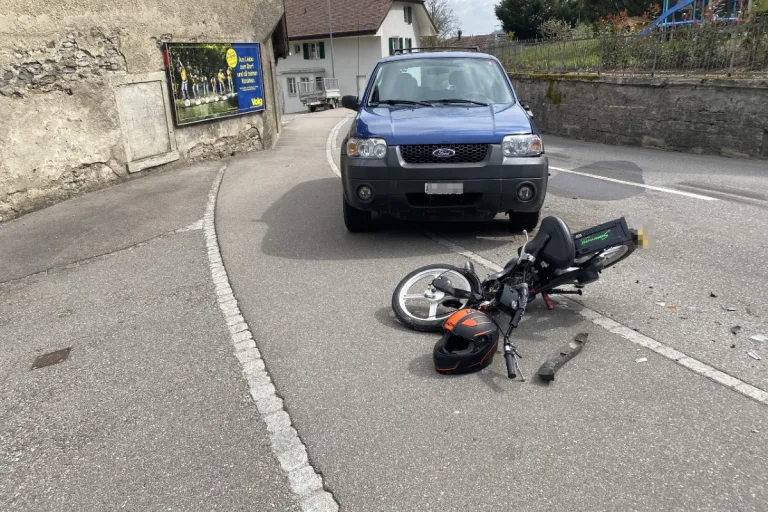 Seon AG - Mofa prallt gegen Auto - zwei Verletzte
