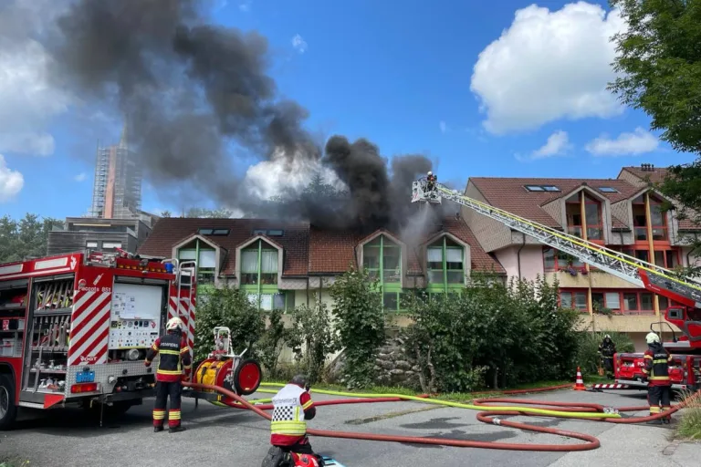 Châtel-St-Denis FR – Dachgeschoss in Brand