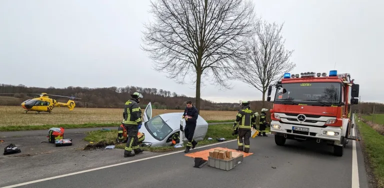 Auto im Graben: Feuerwehr befreit verletzten Fahrer in Werne-Varnhövel