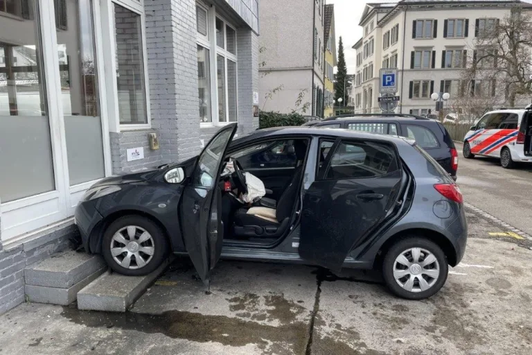 Uster ZH - Auto prallt in Gebäude