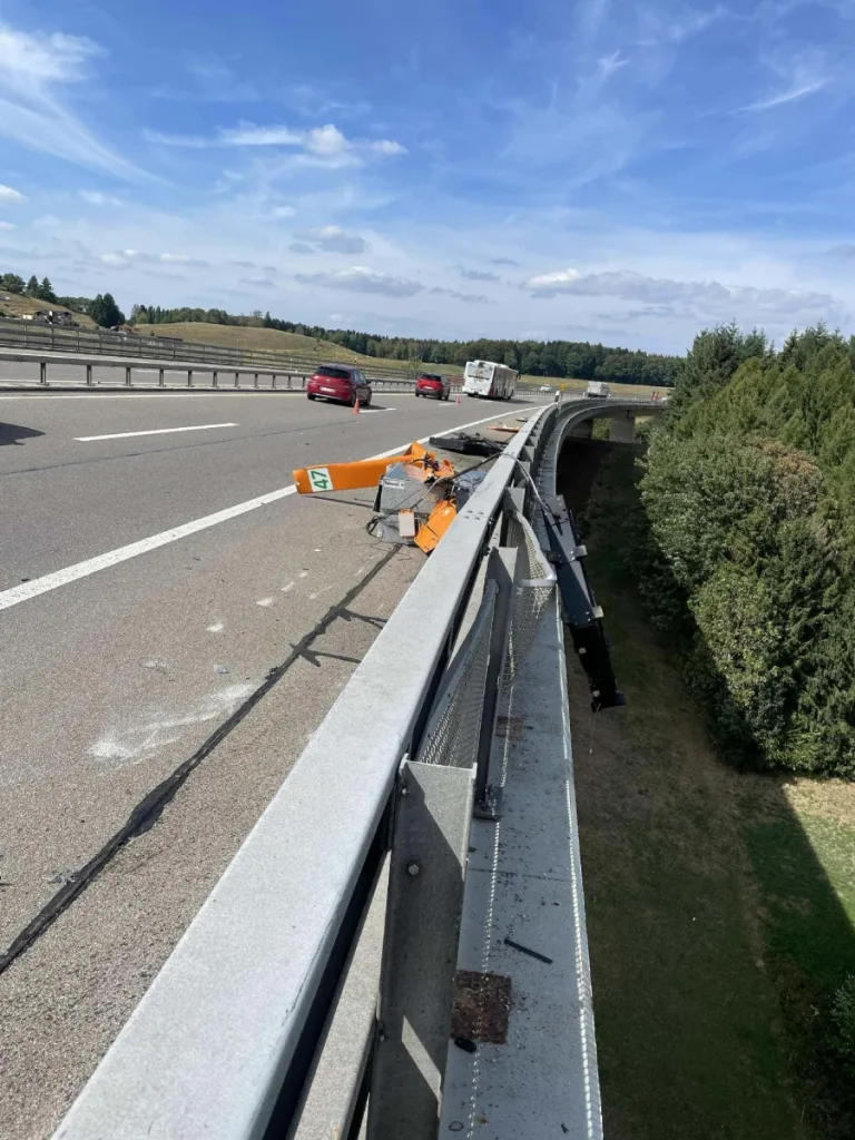 Avry-devant-Pont FR – Lkw prallt bei Unfall in Signalisation