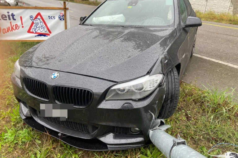 Siglistorf AG - Mit BMW in Kandelaber geprallt - Totalschaden