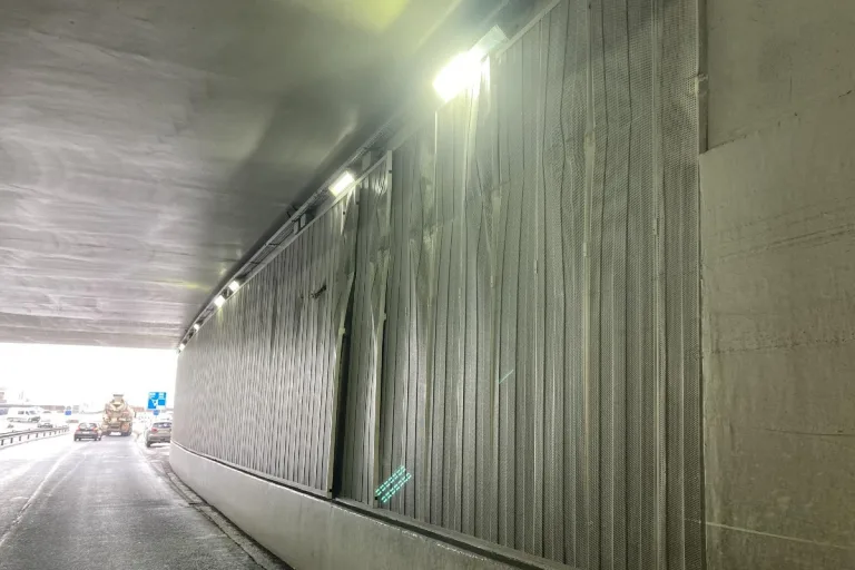 Schindellegi SZ - Tunnelwand beschädigt und weitergefahren