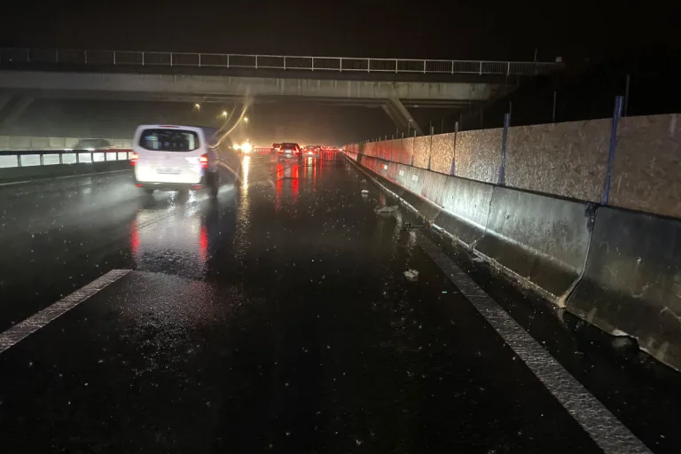 A4 Cham ZG – Trümmerteile beschädigen Fahrzeuge auf Autobahn 