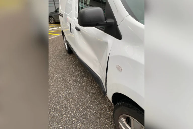 Olten SO – Automobilist verursacht Schaden an parkiertem Auto und haut ab