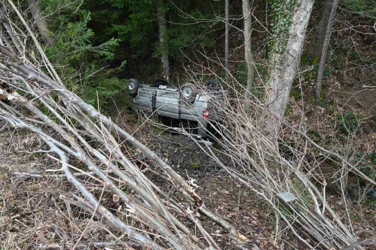 Gähwil SG - Auto landet bei Unfall in einem Bach 