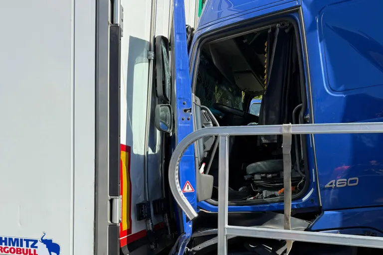 A2 Helmstedt NI – Eine Person bei Auffahrunfall mit drei Lkw verletzt