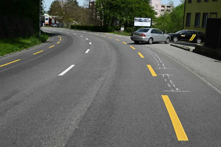 Wittenbach SG - Velofahrer bei Kollision mit Auto verletzt