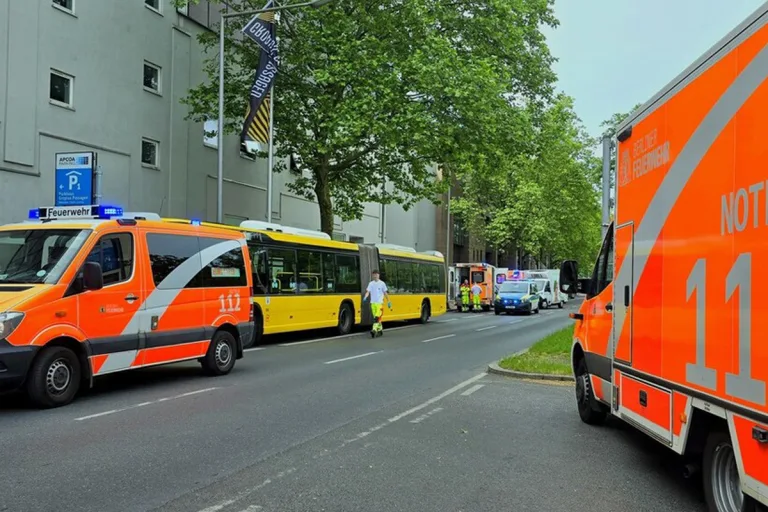 Berlin – 16 Verletzte nach Gefahrenbremsung eines Linienbusses
