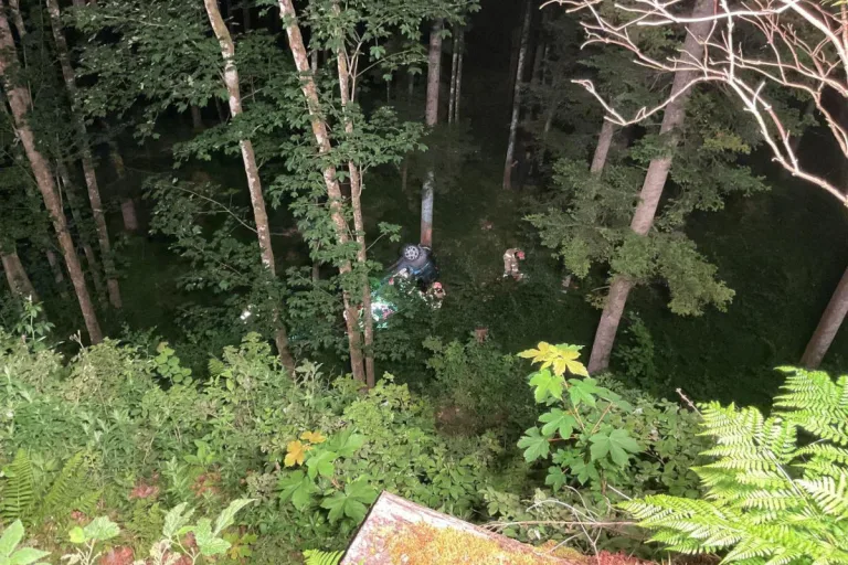 Unfall in Kufstein – Auto stürzt Hang hinab