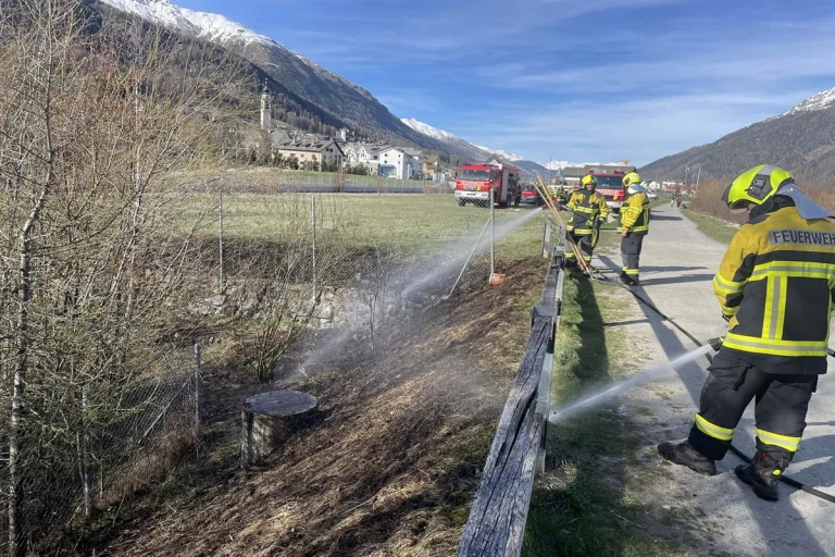Feuerwehr löscht Flurbrand in Samedan GR 