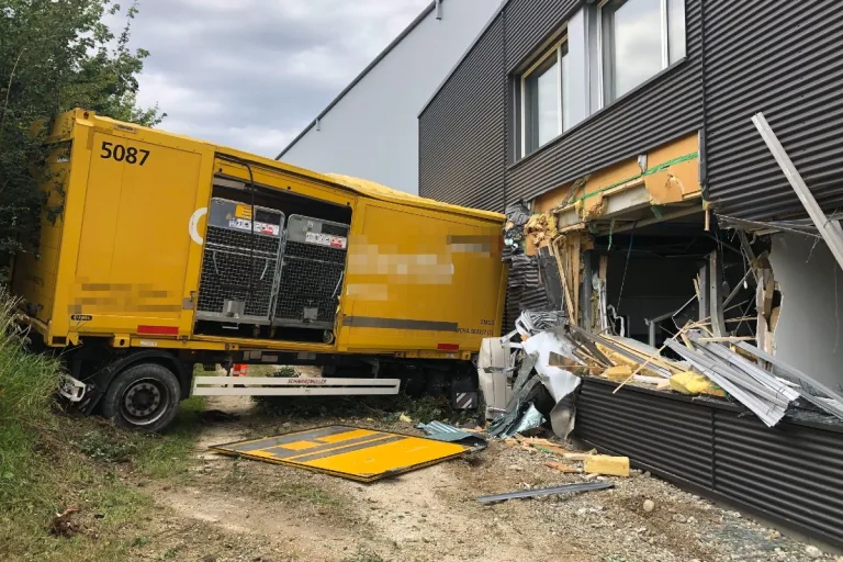 Härkingen SO  - Lastwagen mit Anhänger prallt in Industriegebäude!
