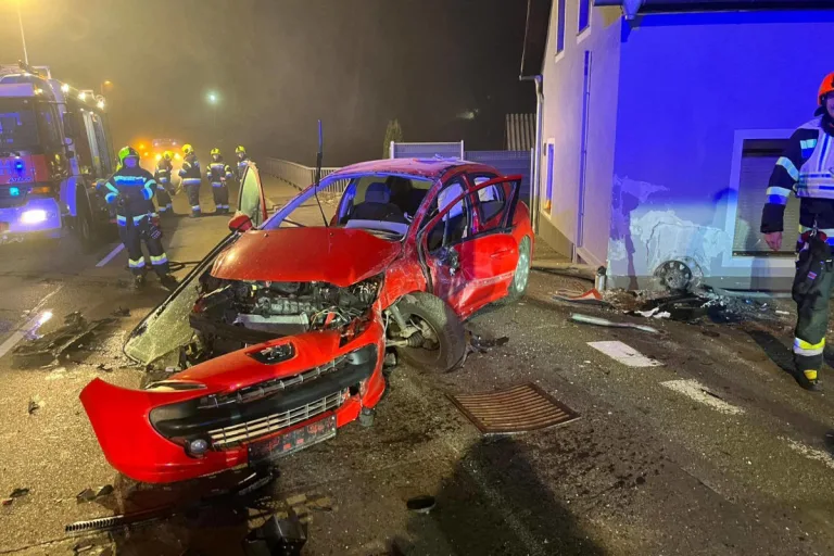 Unfall in Fohnsdorf ST – Pkw prallt gegen Wohnhaus