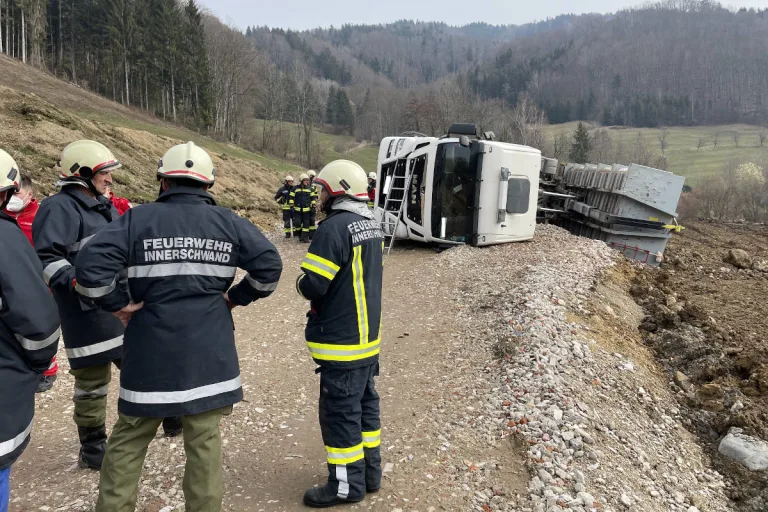 Bezirk Vöcklabruck – Lkw kippte beim Abladen um