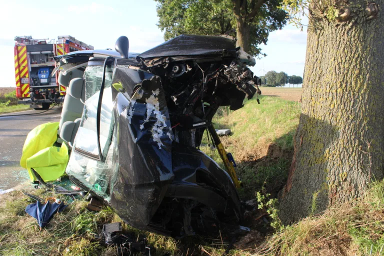 Aldenhoven - Fahrer bei Unfall im Auto eingeklemmt