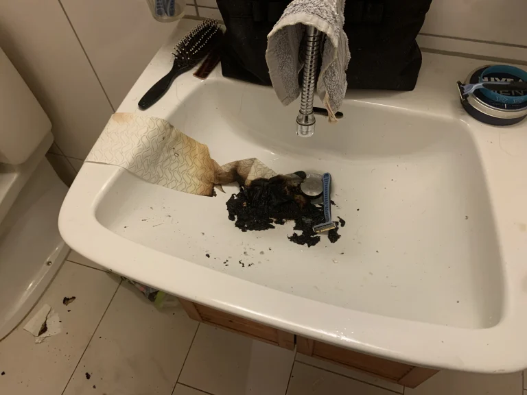 Neuhausen am Rheinfall SH - Schwelbrand in Badezimmer  - Mann aus Wohnung gerettet
