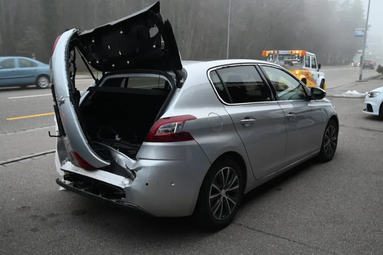 Sekundenschlaf in Wil SG -  Auffahrkollision zwischen zwei Autos