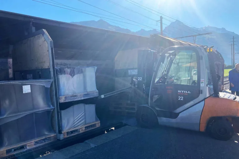 Niederurnen GL – Schwerer Arbeitsunfall beim Entladen eines Güterwaggons