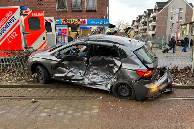 Alt-Hamborn NW - Mit einer Straßenbahn kollidiert - Mehrere Verletzte