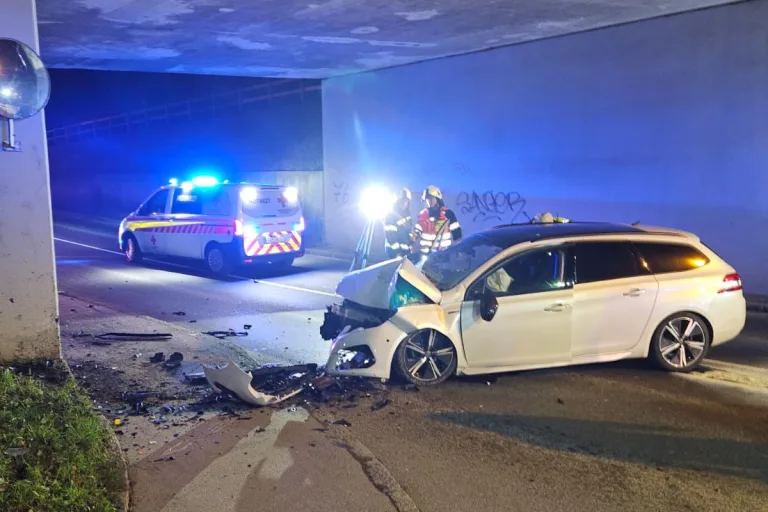 Lauterach – Lenker prallt bei Unfall gegen Unterführung