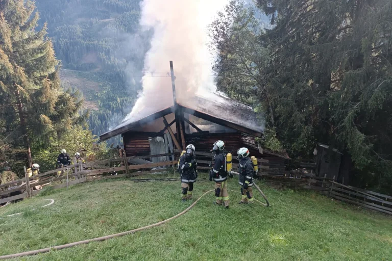 Weerberg T – Ferienhütte gerät in Brand
