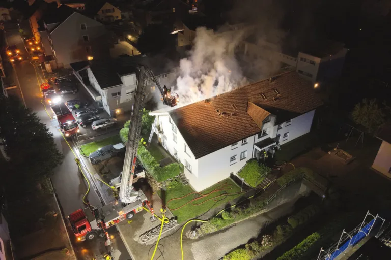 Uznach SG – Brand in Mehrfamilienhaus löst Grosseinsatz aus