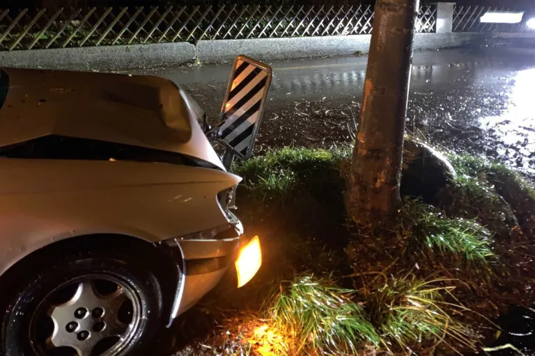 Grenchen SO – 60-jähriger Autolenker kollidiert bei Selbstunfall mit Baum – Fahrer stand unter Drogeneinfluss