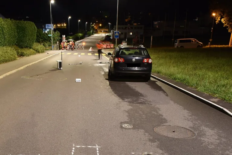 Au ZH - Auto erfasst Ehepaar - beide schwer verletzt