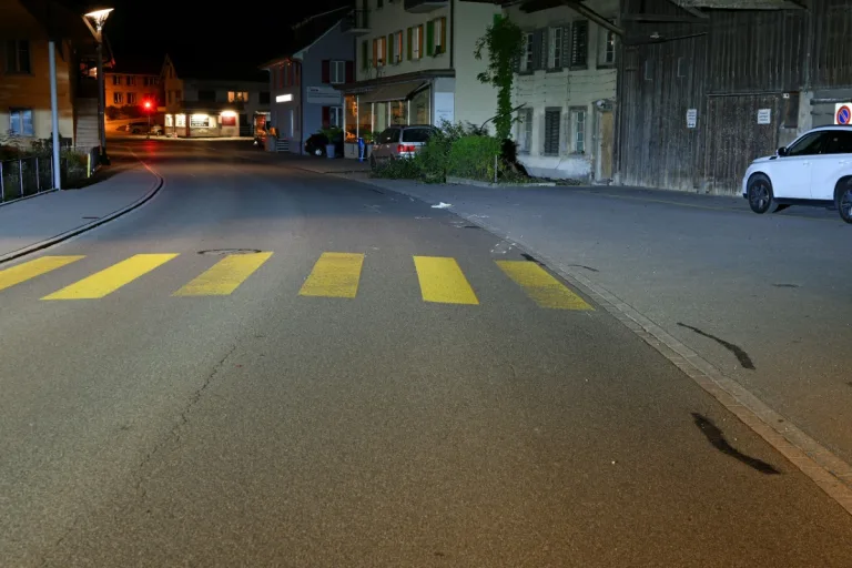 Horrorunfall in Niederlenz AG - Fussgängerin wird von Auto auf dem Fussgängerstreifen erfasst und weggeschleudert