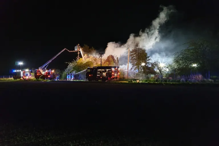 Tönisvorst - Vollbrand eines freistehenden Hauses beschäftigt die Feuerwehren aus Willich und Tönisvorst