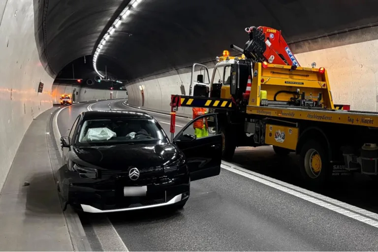 A4 Flurlingen ZH – Unfall im Cholfirstunnel