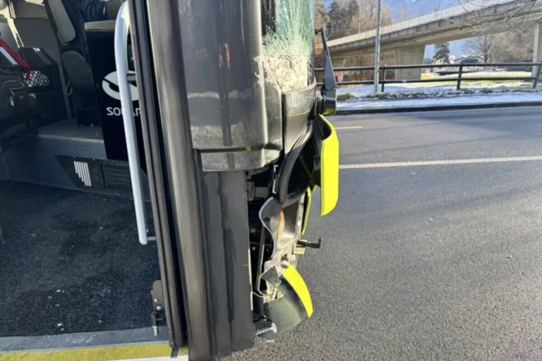 Bendern FL – Linienbus kollidiert mit Zaun