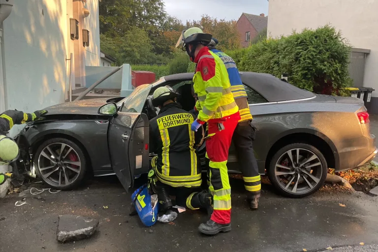Dortmund NW – Autofahrerin verletzt nach Unfall an Hauswand
