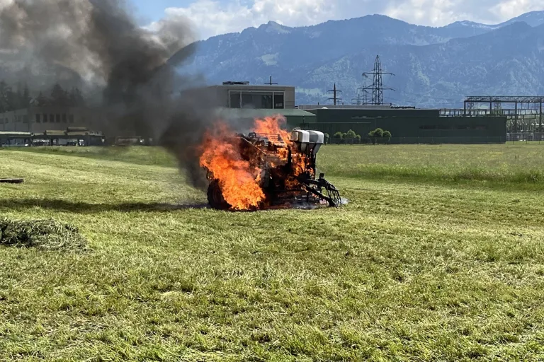 Uznach SG – 50'000 Franken Schaden nach Brand einer Rundballenpresse