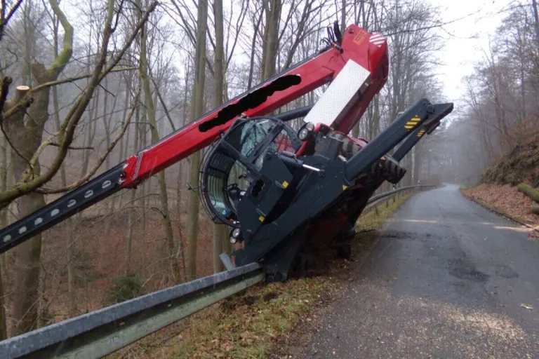 Hildesheim – Forstmaschine kippt bei Arbeitsunfall um