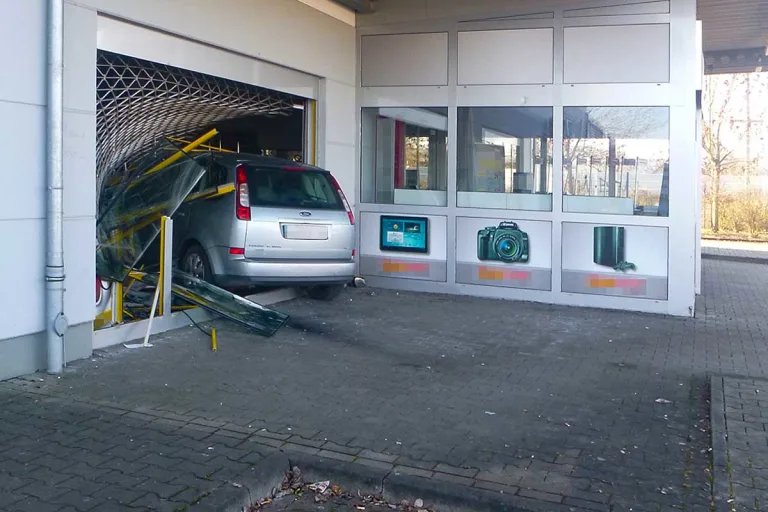 Bad Nauheim - Auto kracht in Elektromarkt 