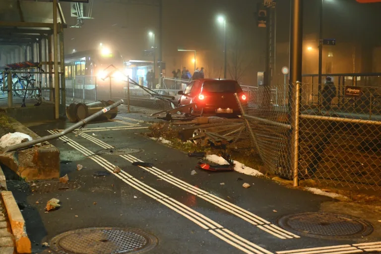 Staad SG – Fahrunfähiger Autofahrer landet bei Unfall auf Bahngleisen 